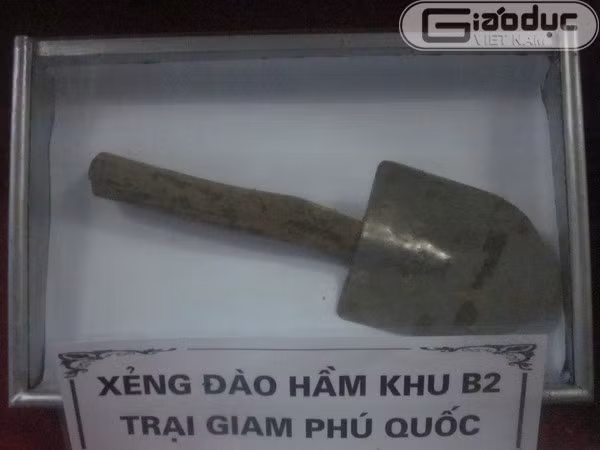 Đào hầm...