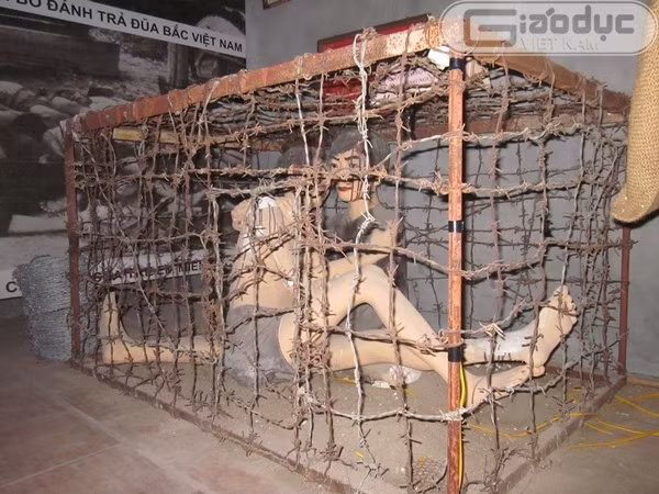 Những người cộng sản "cứng đầu" còn bị nhốt vào chuồng cọp rồi phơi nắng dưới nền cát.