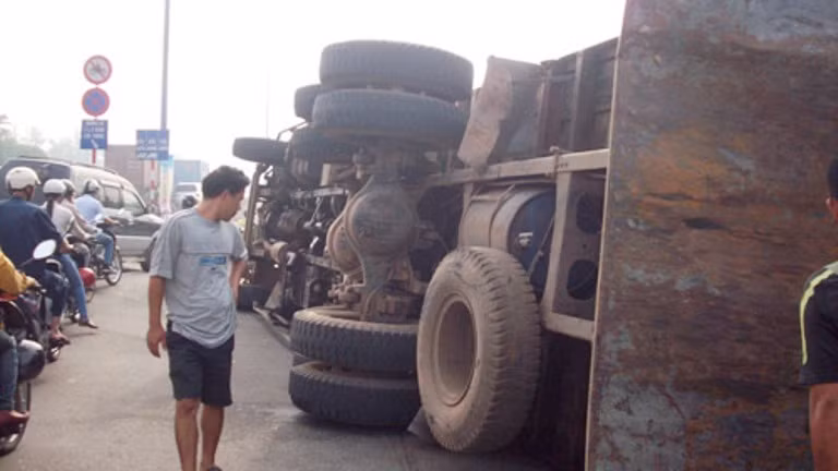 Chiếc xe tải bị lật nhào khiến tắc đường cục bộ