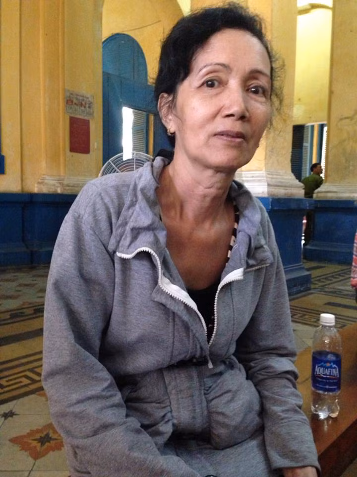 Bà Châu Ngọc Mỹ, ,mẹ của bị cáo Mỹ Xuân cũng có mặt tại phiên tòa. Ảnh: Dương Cầm