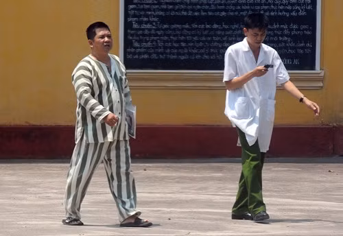 Từ chối đồ ăn của trại giam từ ngày 27/5, sáng 15/6 ông Cù Huy Hà Vũ đến trạm xá trong trại giam cùng một vị bác sĩ. . (Ảnh: vnexpress)