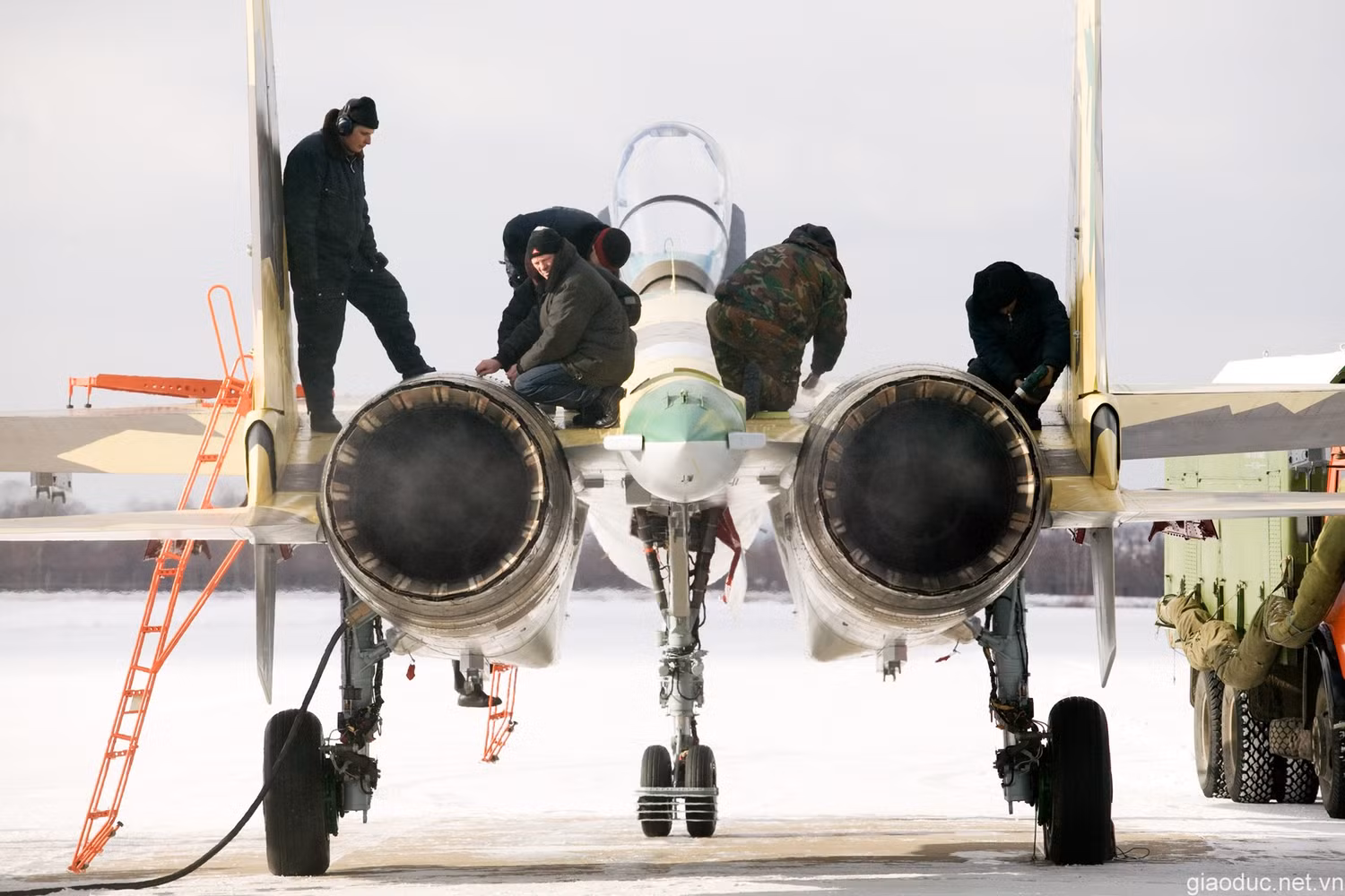 Hệ thống đẩy véc tơ 2 chiều không đối xứng đã được thử nghiệm trên Su-35 và có vẻ như sẽ làm cơ sở để phát triển Su-37. Động cơ đẩy véc tơ 2D mới có tên gọi 117S, đã được phát triển và thay thế các động cơ AL-35 hay AL-31F hiện có.