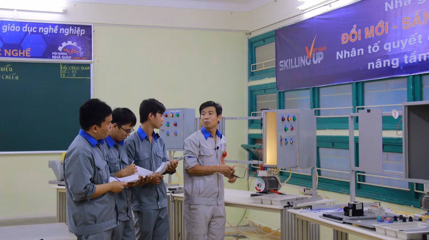 Giảng viên và sinh viên Trường Cao đẳng kỹ thuật Công nghệ Quy Nhơn tại Hội giảng nhà giáo giáo dục nghề nghiệp toàn quốc năm 2021 (Nguồn: Fanpage nhà trường). Giảng viên và sinh viên Trường Cao đẳng kỹ thuật Công nghệ Quy Nhơn tại Hội giảng nhà giáo giáo dục nghề nghiệp toàn quốc năm 2021 (Nguồn: Fanpage nhà trường).