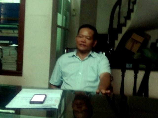 Ông Nguyễn Đình Thi, trưởng phòng nghiệp vụ công ty bảo vệ AZ đang trao đổi với phóng viên về vụ việc (Ảnh Nhân Minh)