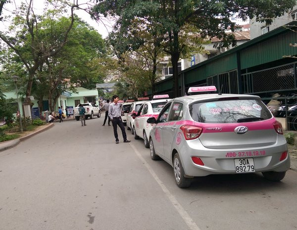 Trong khuôn viên Bệnh viện Nhi Trung ương luôn có một hãng taxi ABC "độc quyền" xếp hàng dài để đưa đón khách một cách thoải mái.