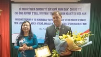 Bộ trưởng Nguyễn Thị Kim Tiến trao kỷ niệm chương cho Bác sĩ Jeffrey O’Dell - Tùy viên Y tế Đại sứ quán Hoa Kỳ tại Việt Nam.