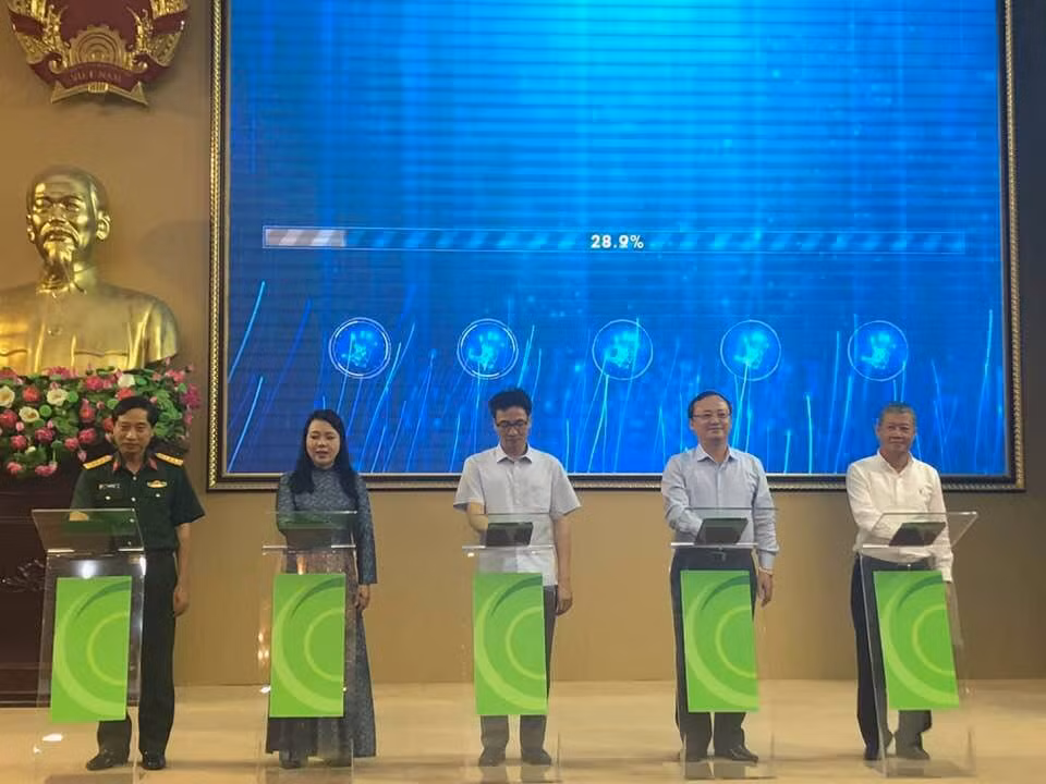Phó Thủ tướng Vũ Đức Đam (giữa), Bộ trưởng Nguyễn Thị Kim Tiến cùng các đại biểu bấm nút kết nối các cơ sở cung ứng thuốc.