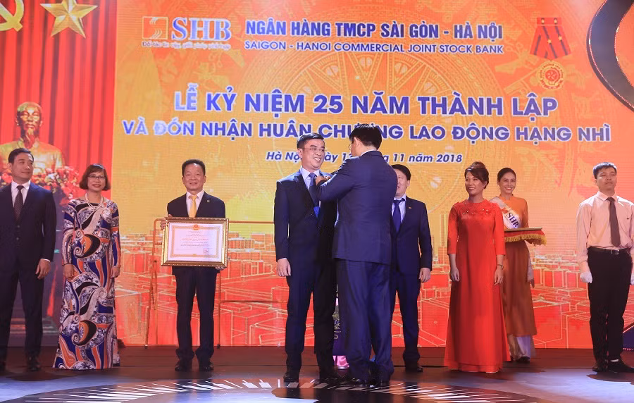 Ủy viên Bộ Chính trị, Phó Thủ tướng Chính phủ Vương Đình Huệ trao Huân chương Lao động Hạng Nhì cho Tổng Giám đốc SHB - ông Nguyễn Văn Lê. Ủy viên Bộ Chính trị, Phó Thủ tướng Chính phủ Vương Đình Huệ trao Huân chương Lao động Hạng Nhì cho Tổng Giám đốc SHB - ông Nguyễn Văn Lê.