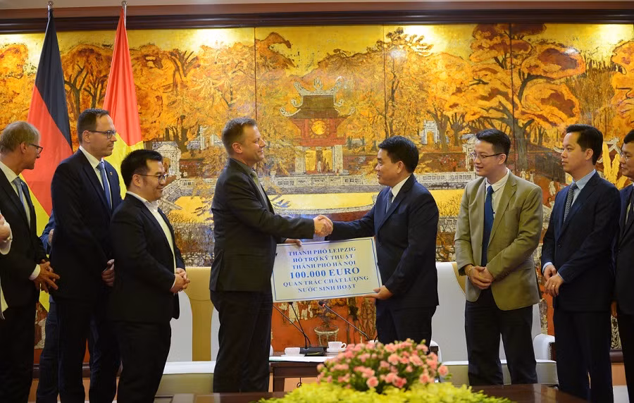 Thành phố Leipzig đã trao tặng thành phố Hà Nội 100.000 EURO nhằm hỗ trợ nâng cấp hệ thống quan trắc chất lượng nước sinh hoạt. Thành phố Leipzig đã trao tặng thành phố Hà Nội 100.000 EURO nhằm hỗ trợ nâng cấp hệ thống quan trắc chất lượng nước sinh hoạt.