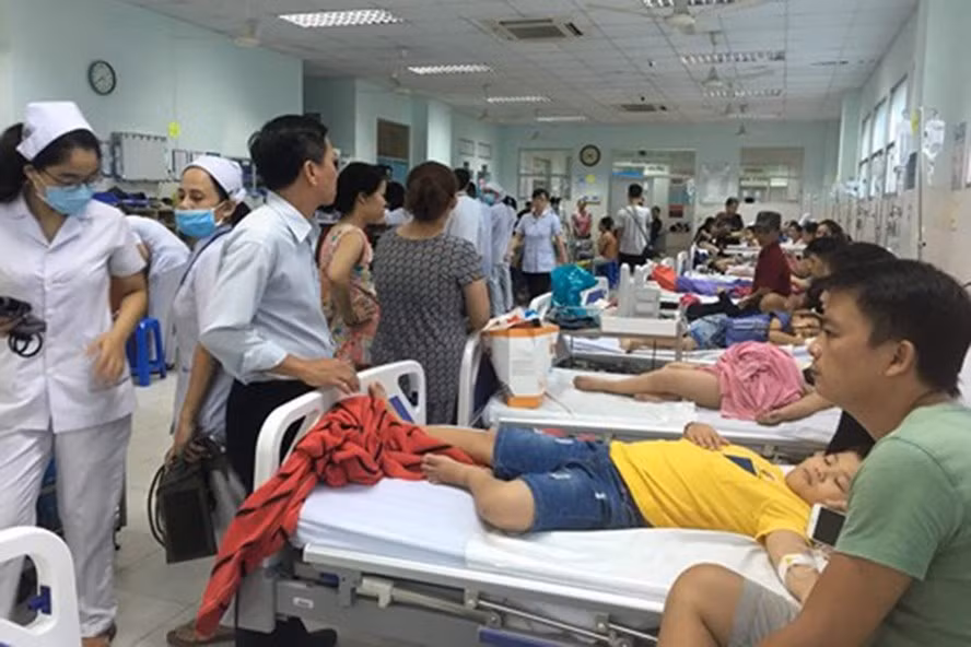 Hàng chục trẻ em nhập viện điều trị sau khi ăn bánh mì dăm bông.
