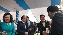 Nhiều khách mời là lãnh đạo các cơ quan trung ương và Hà Nội đã uống nước máy trực tiếp tại vòi và rất hài lòng. ảnh: NQ. Nhiều khách mời là lãnh đạo các cơ quan trung ương và Hà Nội đã uống nước máy trực tiếp tại vòi và rất hài lòng. ảnh: NQ.