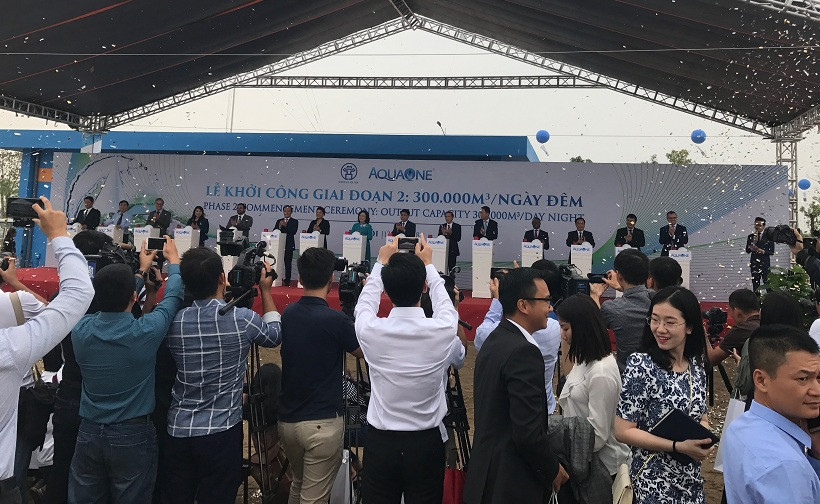 Sau lễ phát nước là lễ khởi công giai đoạn 2 của dự án Nhà máy nước mặt sông Đuống, nhằm đáp ứng công suất 300 nghìn m3/ngày đêm. ảnh: NQ. Sau lễ phát nước là lễ khởi công giai đoạn 2 của dự án Nhà máy nước mặt sông Đuống, nhằm đáp ứng công suất 300 nghìn m3/ngày đêm. ảnh: NQ.