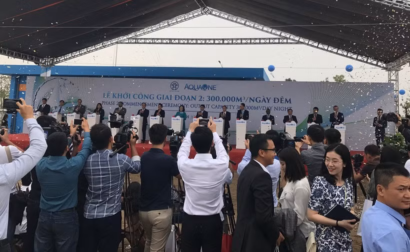 Sau lễ phát nước là lễ khởi công giai đoạn 2 của dự án Nhà máy nước mặt sông Đuống, nhằm đáp ứng công suất 300 nghìn m3/ngày đêm. ảnh: NQ.