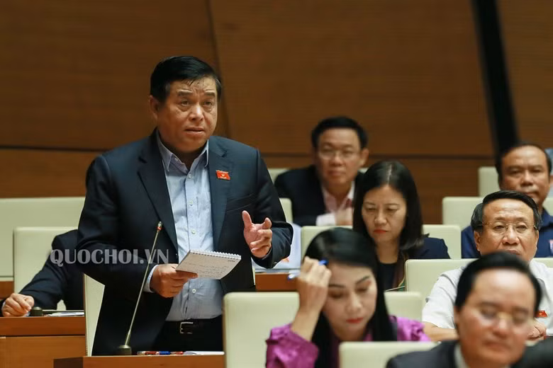 Bộ trưởng Nguyễn Chí Dũng trả lời trước Quốc hội. ảnh: quochoi.vn Bộ trưởng Nguyễn Chí Dũng trả lời trước Quốc hội. ảnh: quochoi.vn