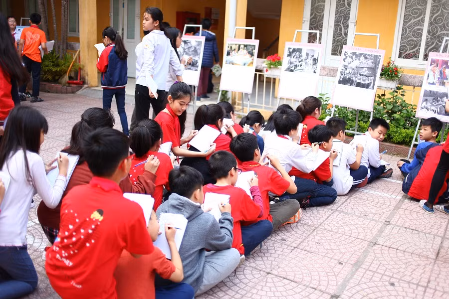 Bạn Tạ Phan Thảo Nguyên (Lớp 5A6) viết: “Em rất cảm phục các bạn nhỏ trong các bức ảnh triển lãm. Không gì có thể ngăn cản được tinh thần hiếu học của các bạn. Tinh thần học tập nỗ lực đó đã góp một phần nhỏ cho đất nước”.