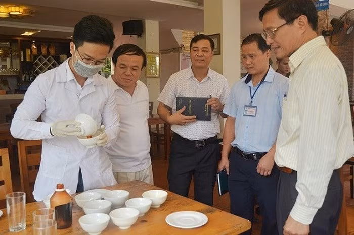 Kiểm tra xác xuất mẫu thực phẩm tại nhà hàng.
