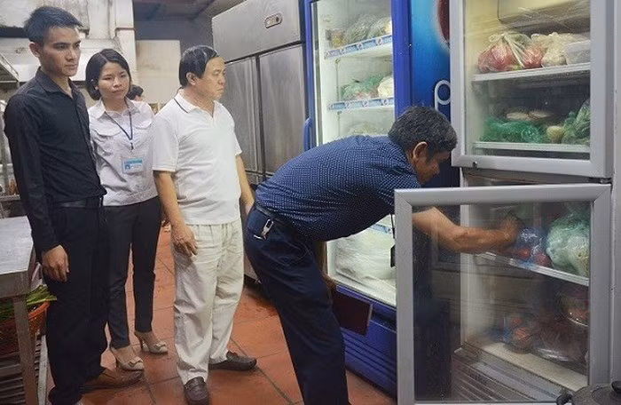 Kiểm tra nơi lưu giữ thực phẩm chế biến.