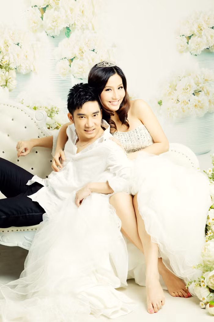 Bộ ảnh chụp cùng Miss Hoa anh đào Diễm My nằm trong album DVD "Tình" mới ra mắt ngày 17/10. Ngoài Diễm My, Quang Hà còn thực hiện clip chung với khá nhiều các người đẹp khác như Hoa khôi sinh viên 2010 Hương Giang, Miss Teen Chi Pu, Mai Hương, Thu Hằng....