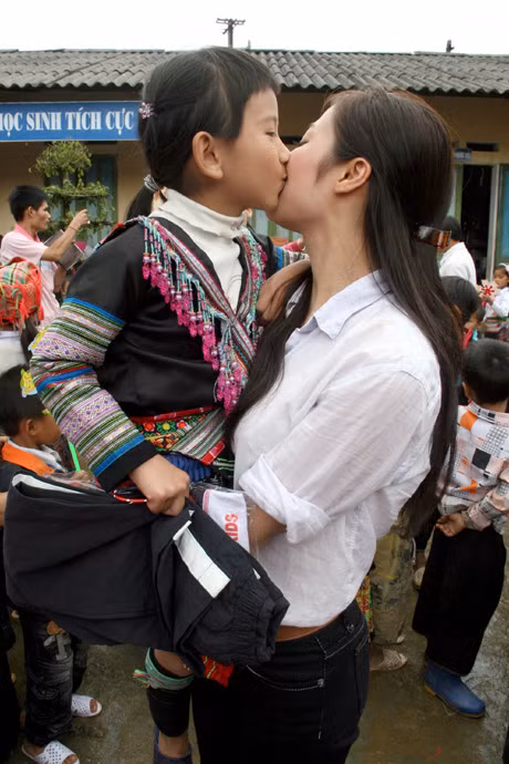 Một em nhỏ Suối Giàng giành tình cảm cho Lisa Vân Anh trong chuyến hành trình mang bữa cơm có thịt lên Suối Giàng, Yên Bái. Ảnh: Văn Trinh Một em nhỏ Suối Giàng giành tình cảm cho Lisa Vân Anh trong chuyến hành trình mang bữa cơm có thịt lên Suối Giàng, Yên Bái. Ảnh: Văn Trinh