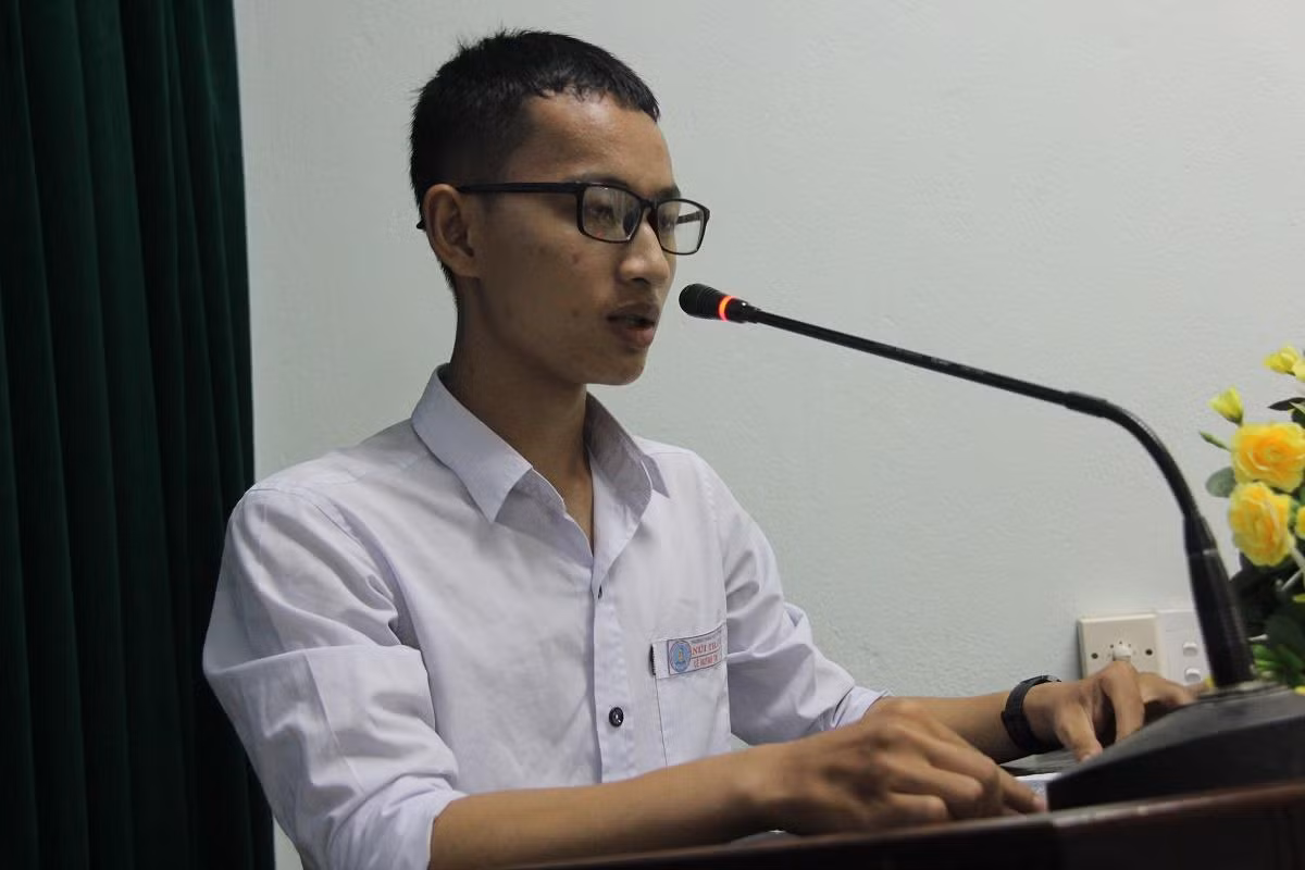 Em Lê Huỳnh Tài thay mặt các học sinh nhận học bổng đợt này nói lời cảm ơn thầy, cô và công ty AIC.