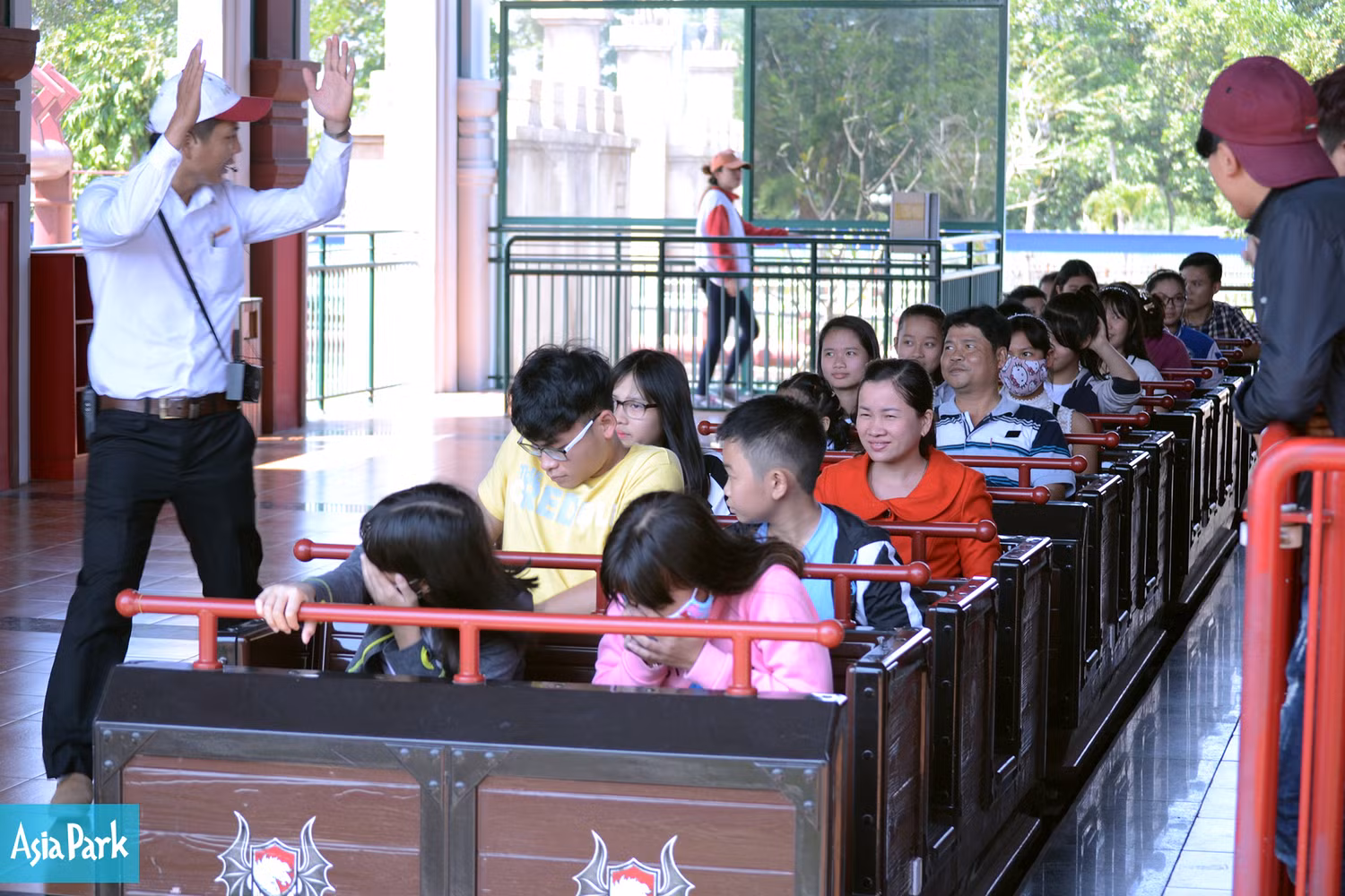 Tàu lượn siêu tốc - trò chơi rất hút khách tại Asia Park