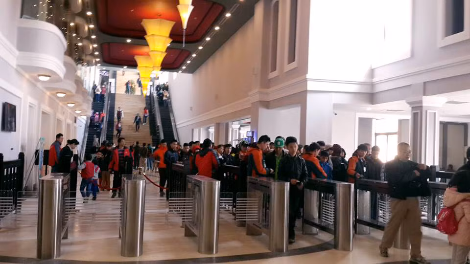 Khách xếp hàng để đi cáp treo Fansipan Sapa. Khách xếp hàng để đi cáp treo Fansipan Sapa.