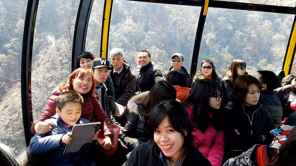 Du khách thích thú trải nghiệm cáp treo Fansipan Sapa. Du khách thích thú trải nghiệm cáp treo Fansipan Sapa.