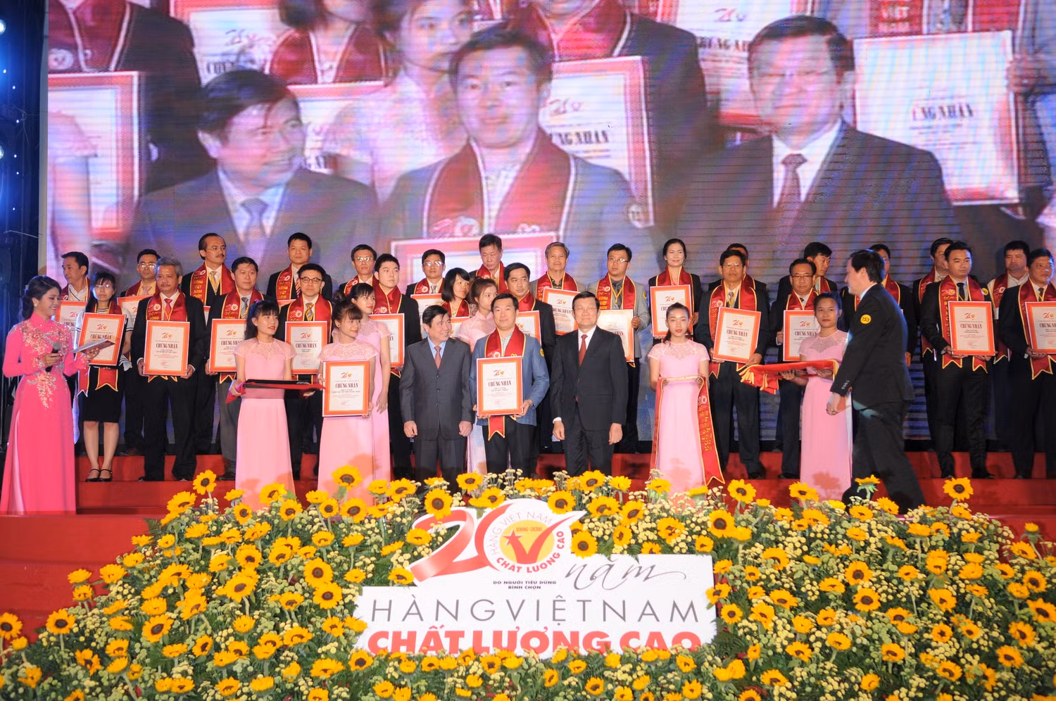 Chủ tịch nước Trương Tấn Sang trao danh hiệu danh hiệu hàng Việt Nam chất lượng cao năm 2016 cho 500 doanh nghiệp Việt Nam