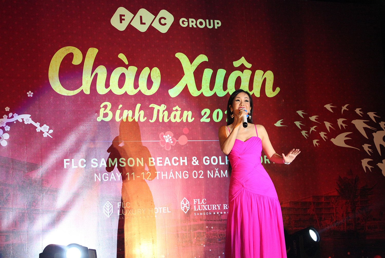 Ca sĩ Hồng Nhung dịu dàng trong ca khúc Mùa xuân đầu tiên.