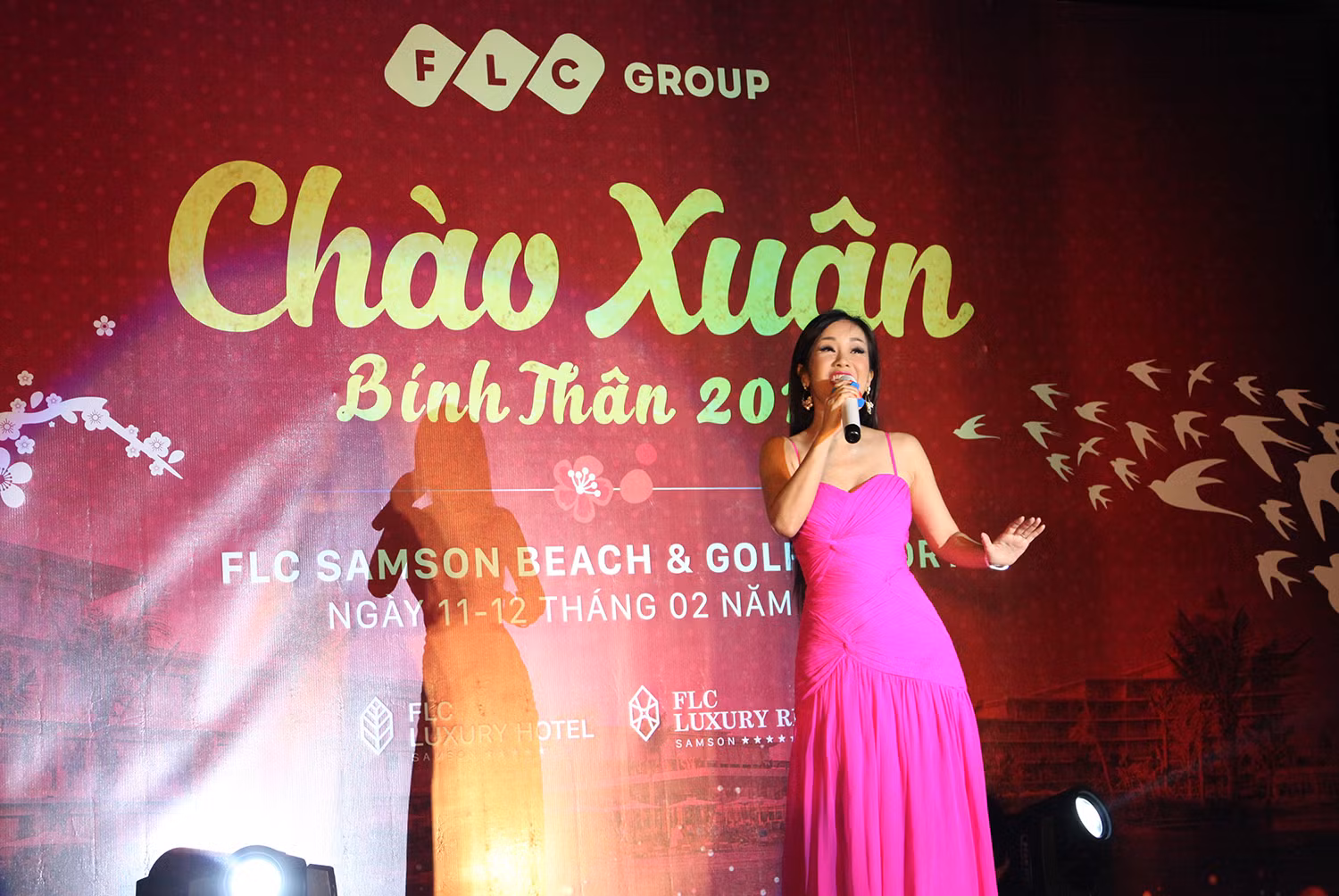 Ca sĩ Hồng Nhung dịu dàng trong ca khúc Mùa xuân đầu tiên. Ca sĩ Hồng Nhung dịu dàng trong ca khúc Mùa xuân đầu tiên.