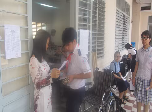 Giám thị gọi tên thí sinh vào phòng thi, bắt đầu làm bài thi môn Văn sáng ngày 2/6 (ảnh: P.L) Giám thị gọi tên thí sinh vào phòng thi, bắt đầu làm bài thi môn Văn sáng ngày 2/6 (ảnh: P.L)