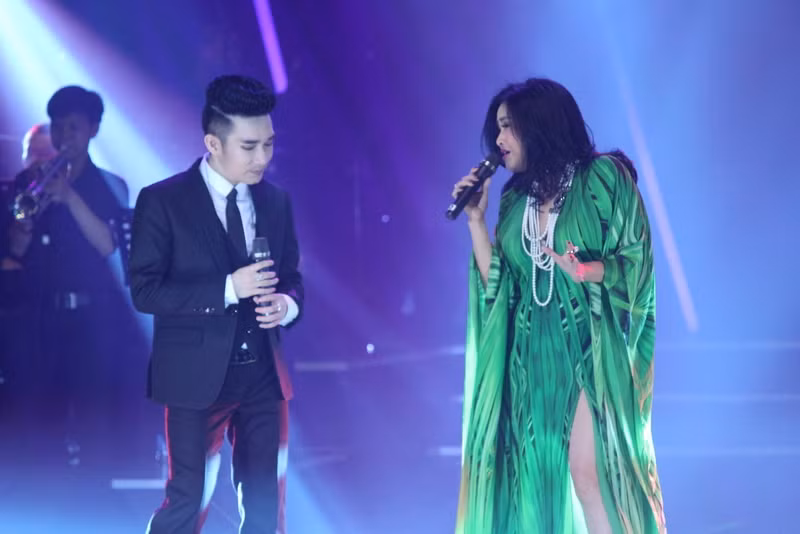 Thanh Lam xuất hiện với trang phục nổi bật trên sân khấu. Cả 2 khiến khán phòng bùng nổ với màn song ca đầy ăn ý và cuồng nhiệt.