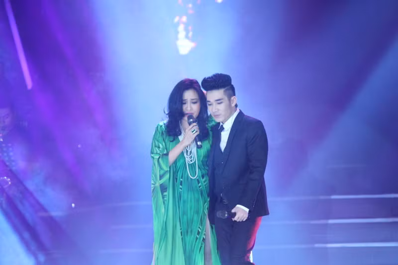 Thanh Lam song ca với Quang Hà ca khúc Mưa Hồng. Dù sở hữu chất giọng nam cao nhưng có vẻ Quang Hà vẫn bị lép vế trước giọng ca của nữ diva.