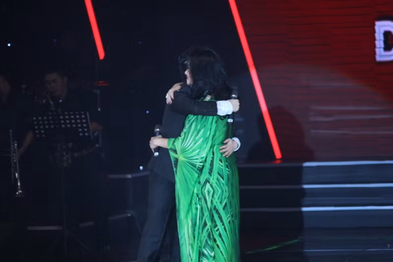 Sau khi trình bày xong phần song ca Cát Bụi và Mưa Hồng, Quang Hà xin ôm Thanh Lam để tỏ lòng yêu mến nữ ca sĩ.