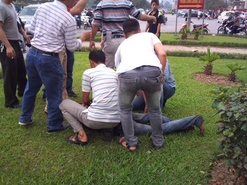 Công an và người dân khống chế nam thanh niên nghĩ quẩn...