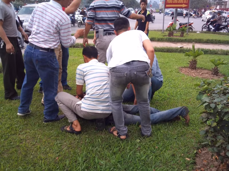 Công an và người dân khống chế nam thanh niên nghĩ quẩn... Công an và người dân khống chế nam thanh niên nghĩ quẩn...