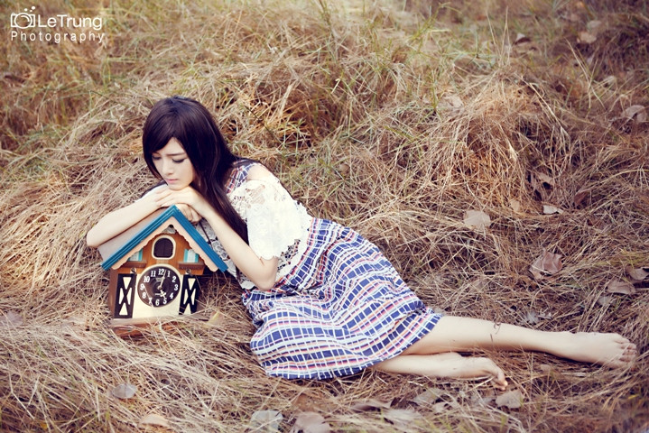 Lilly thích múa, thích đi chơi cùng bạn bè và rất thích chụp ảnh.