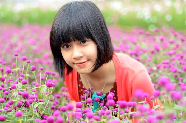 Hiện tại, căn nhà của bạn có cả “bộ sưu tập” sách báo. Phương Anh rất thích câu thơ:"Những trang sách suốt đời đi vẫn nhớ/ Như đám mây ngũ sắc ngủ trong đầu" của nhà thơ Bằng Việt. Hiện tại, căn nhà của bạn có cả “bộ sưu tập” sách báo. Phương Anh rất thích câu thơ:"Những trang sách suốt đời đi vẫn nhớ/ Như đám mây ngũ sắc ngủ trong đầu" của nhà thơ Bằng Việt.