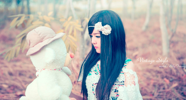 Lilly đã từng đăng quang hoa khôi hai năm liền 2011 và 2012 tại trường ITC. Ngoài ra, Lilly còn tham gia cuộc thi Lambretta face contest 2011 và lọt vào phòng 3.