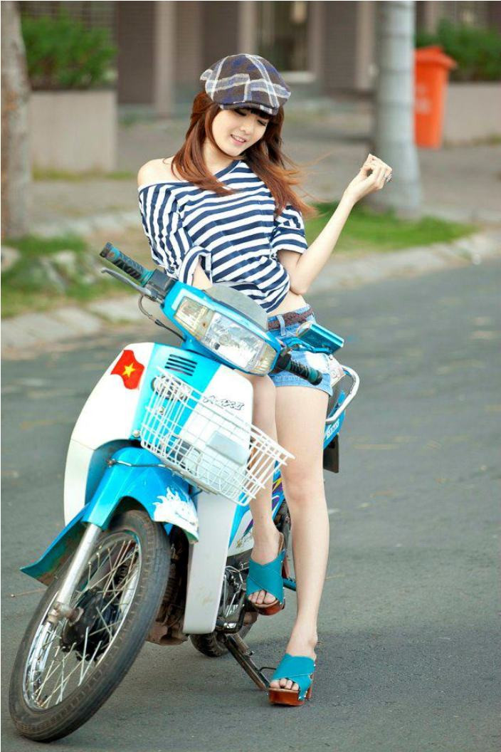 Lilly tâm sự: “Mình rất thích các câu chuyện cổ tích. Đặc biệt là câu chuyện Cô bé quàng khăn đỏ. Sắp tới Lilly chụp bộ cosplay về câu chuyện này”.