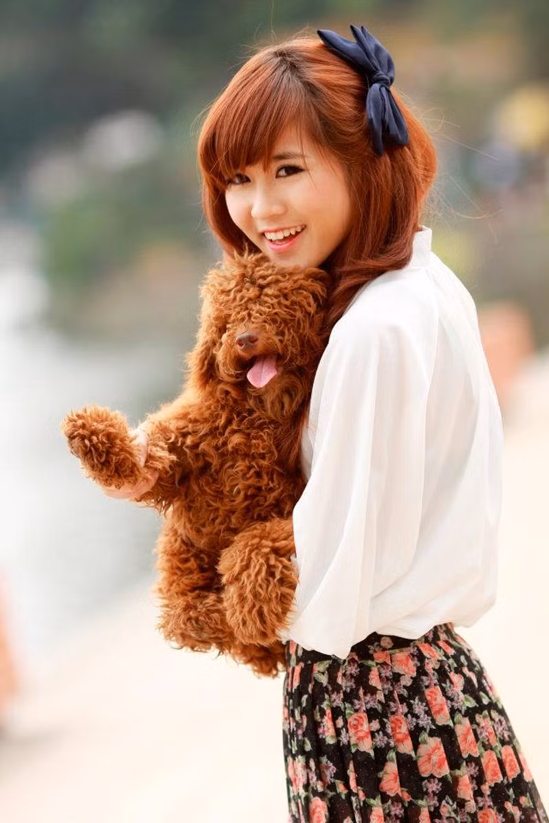Vân đặc biệt yêu thích những con vật nghộ nghĩnh, đặc biệt là Cún, cún Alex đang bế trên tay là một trong những thú cưng nhất