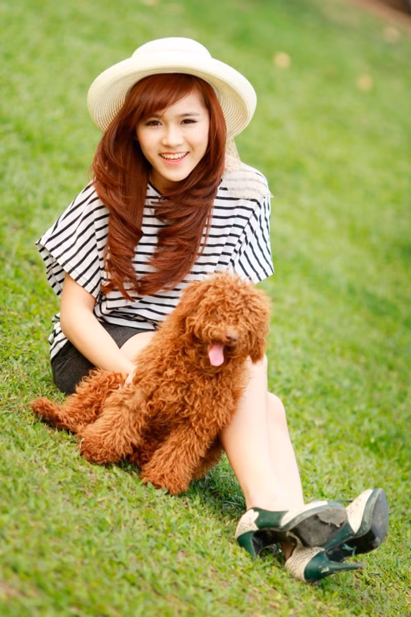 Cô bé là một gương mặt năng nổ của trường, lớp, là thành viên tích cực trong mọi hoạt động trường, là cây văn nghệ triển vọng cuốn hút mọi người bằng tiếng hát sâu lắng