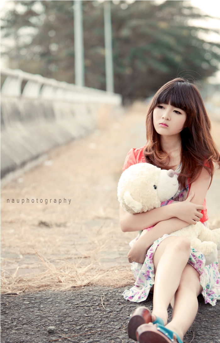 Người ta nói con gái cung Song tử thích tự do, thân thiện và nhiệt tình. Lilly không nằm ngoài số đó. Bạn bè thường nhận xét: Lilly là một cô gái hài hước, nhí nhảnh, mơ mộng.
