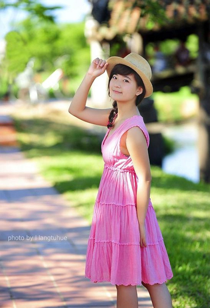 Cô nàng mang vẻ đẹp dịu dàng của Huế mông mơ này còn có biệt tài kinh doanh siêu dễ thương, cô bạn rất có duyên bán hàng, hiện cô bạn sở hữu một shop quần áo tại gia rất đông khách