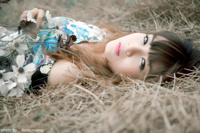 Ngoài đời Lilly rất hay cười nhưng trong ảnh Lilly như một cô búp bê buồn. Điều này biểu hiện một một phần nội tâm của Lilly.