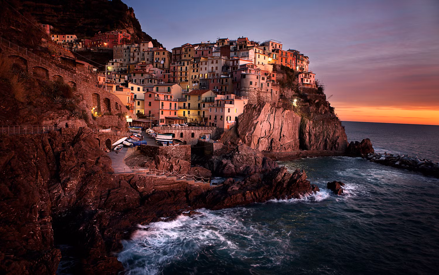 Khu làng Manarola tại Italy. Chụp bởi Canon EOS 1Ds Mark III, Canon EF 24-70mm f/2.8L USM. Khu làng Manarola tại Italy. Chụp bởi Canon EOS 1Ds Mark III, Canon EF 24-70mm f/2.8L USM.