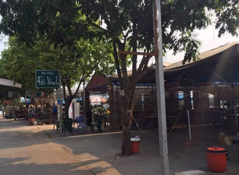 Tình trạng lần chiếm, sử dụng hành lang lưu không đường sông, hành lang bảo vệ cầu "biến" thành nơi kinh doanh ăn uống vẫn chưa được xử lý dứt điểm (Ảnh Chí Nhân)