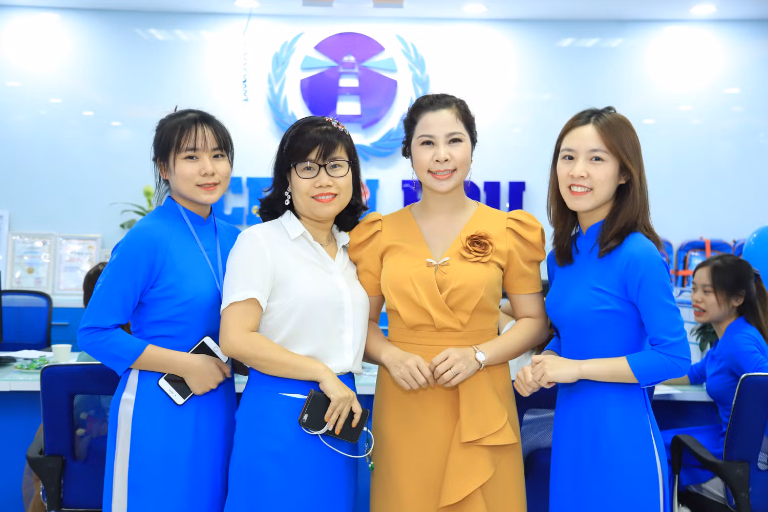 Bà Vũ Thị Thanh Loan – Tổng Giám đốc Ocean Edu và đội ngũ nhân sự của Ocean Edu chi nhánh Mỹ Đình.