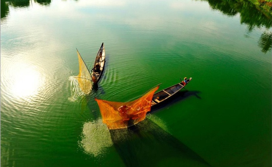 Hoàng Hải đã từng chụp không biết bao nhiêu lần cảnh "Tung chài" trên sông nước nhưng mỗi lần mang lại một cảm xúc lạ, và "Điệu vũ của dòng sông" chứa đựng một cảm xúc khó tả, vừa là niềm vui được bắt gặp nghệ thuật, vừa là sự cảm thông nỗi vất vả của những người lao động nghề chài lưới