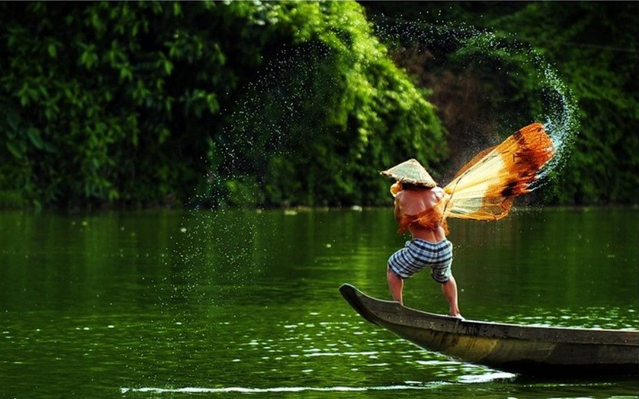 Nghệ thuật đôi khi nó được tạo nên từ những điều tưởng chừng như đơn giản trong cuộc sống, nhưng trong con mắt của những nhiếp ảnh gia thì đó là một nghệ thuật tuyệt đỉnh, nghệ thuật chứa đựng cái lớn lao, cái vất vả mà con người dày công dệt thêu